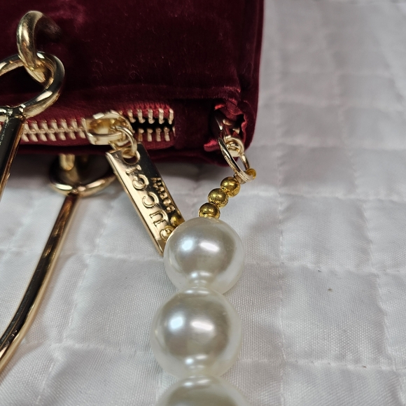 Gucci Beauty Burgundy Bee Shoulder Crossbody Bag With Matching Pearl Chain Strap - Picture 4 of 12